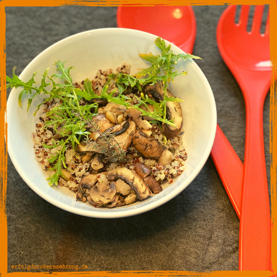 Quinoasalat mit Champignons & Rucula – glutenfrei, vegan, proteinreich, LECKER